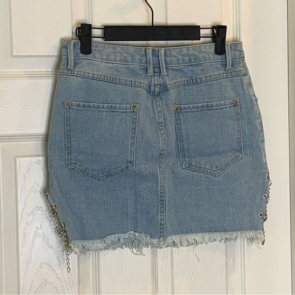 PrettyLittleThing Petite Light Wash Chain Detail Denim Mini Skirt Size 8 - Picture 4 of 9